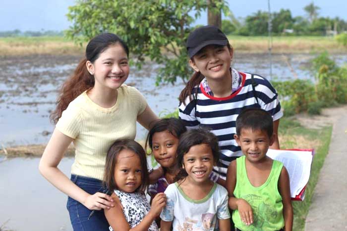 Gianne and Tiara with farmers’ children